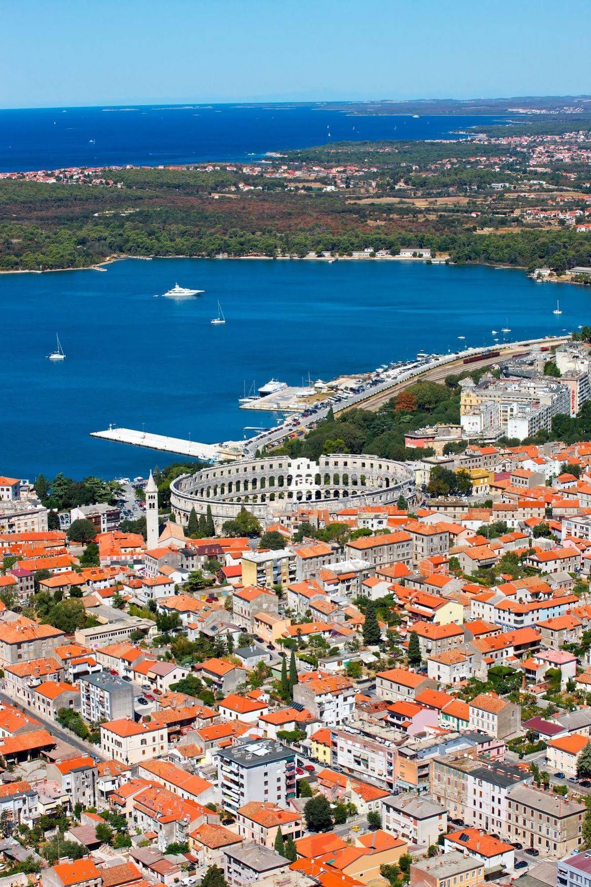 Guest House Hotel Riviera Pula Exterior photo