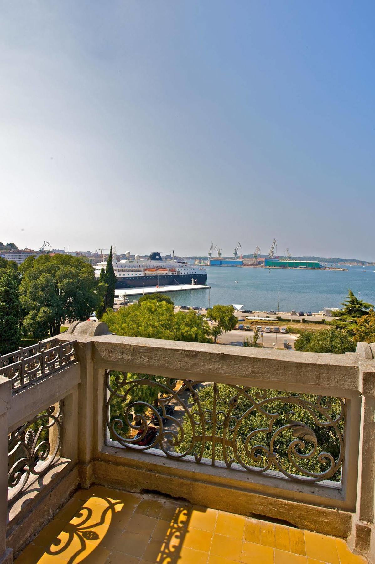 Guest House Hotel Riviera Pula Exterior photo